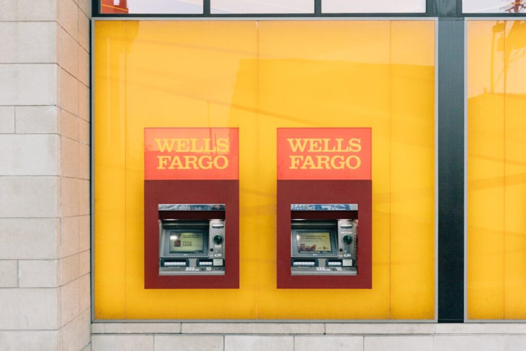 découvrez nos services bancaires complets adaptés à vos besoins, incluant comptes courants, épargne, prêts et conseils financiers personnalisés.