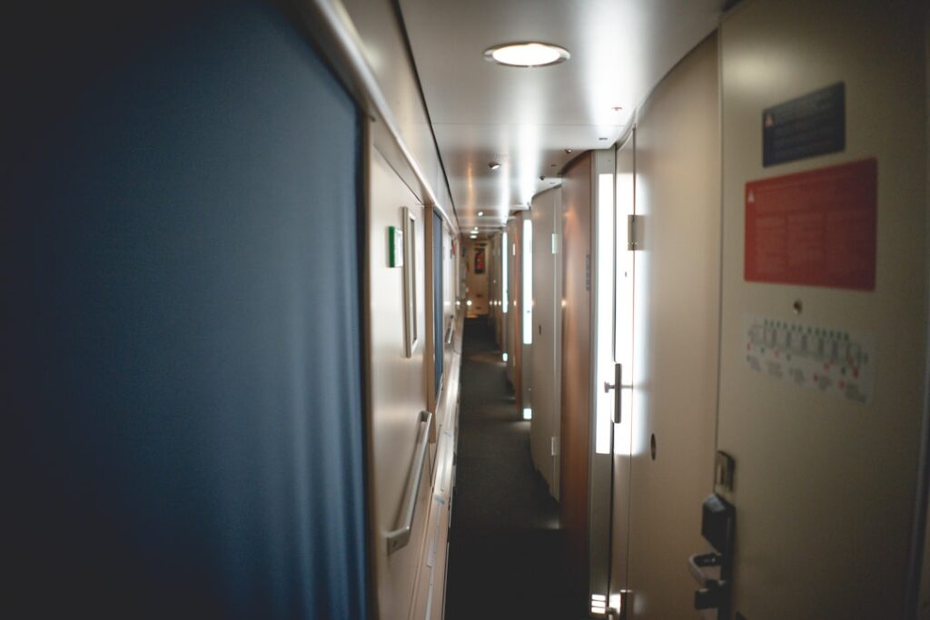 découvrez comment obtenir une attestation d'hébergement, un document officiel permettant de prouver un lieu de résidence temporaire ou permanent en france.