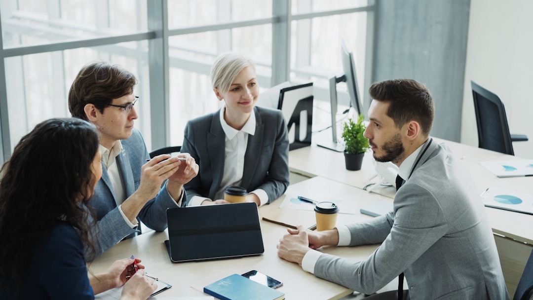 découvrez l'importance de la communication interne pour renforcer la cohésion d'équipe, améliorer la circulation de l'information et optimiser la performance globale de votre entreprise.
