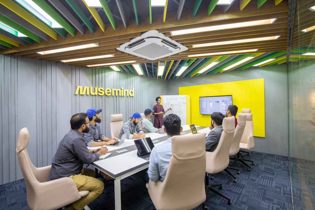 découvrez comment un intranet de collaboration optimise la communication et la productivité au sein de votre entreprise en facilitant le partage d'informations et le travail d'équipe.