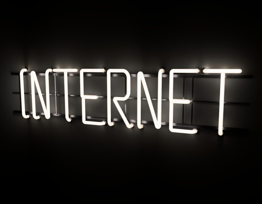 découvrez les meilleures pratiques et outils pour optimiser la communication au sein de votre intranet d'entreprise et favoriser la collaboration interne.