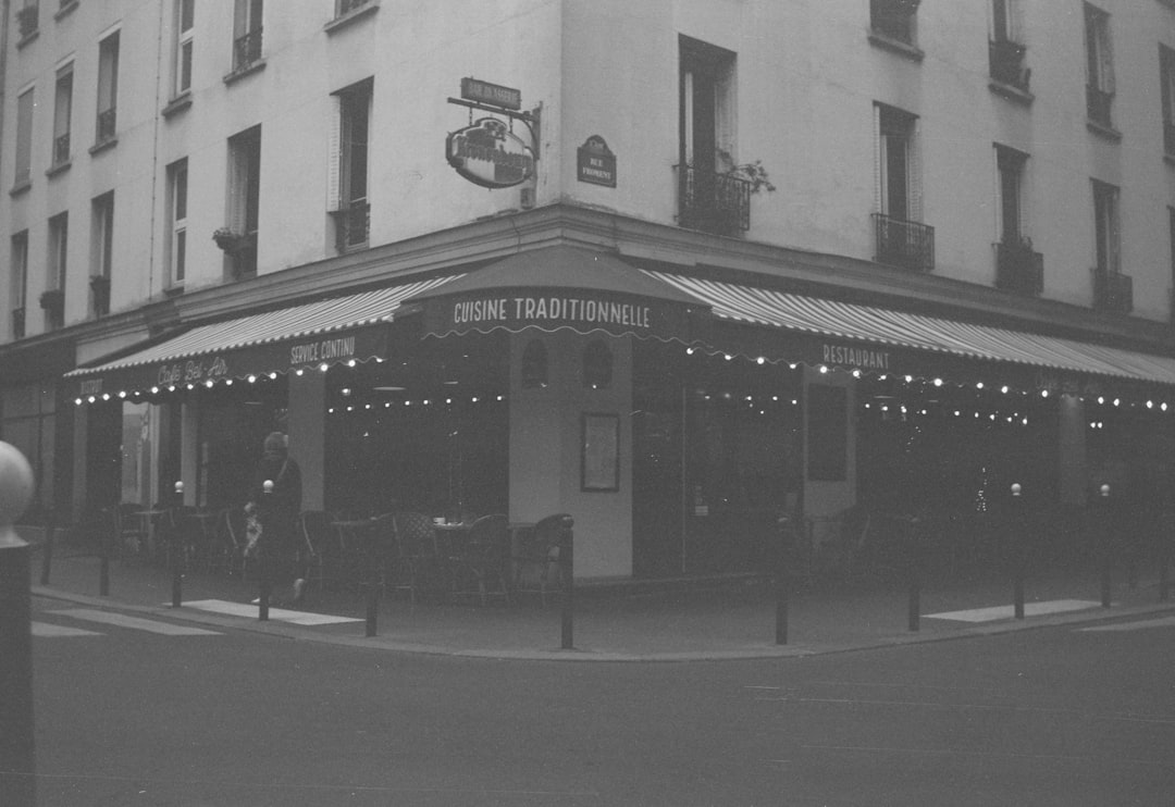 découvrez notre annuaire des bars à paris : trouvez les meilleures adresses pour profiter de soirées inoubliables dans la capitale.
