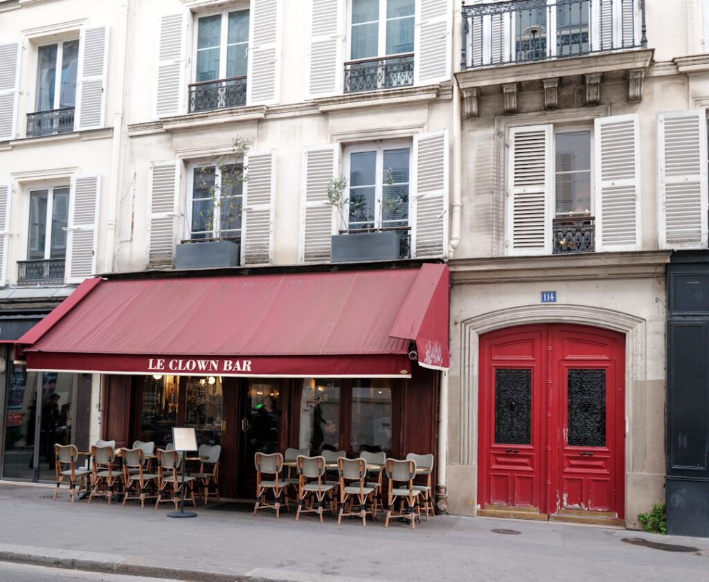 annuaire des bars à paris : découvrez les meilleures adresses pour sortir, boire un verre et profiter de la vie nocturne parisienne.